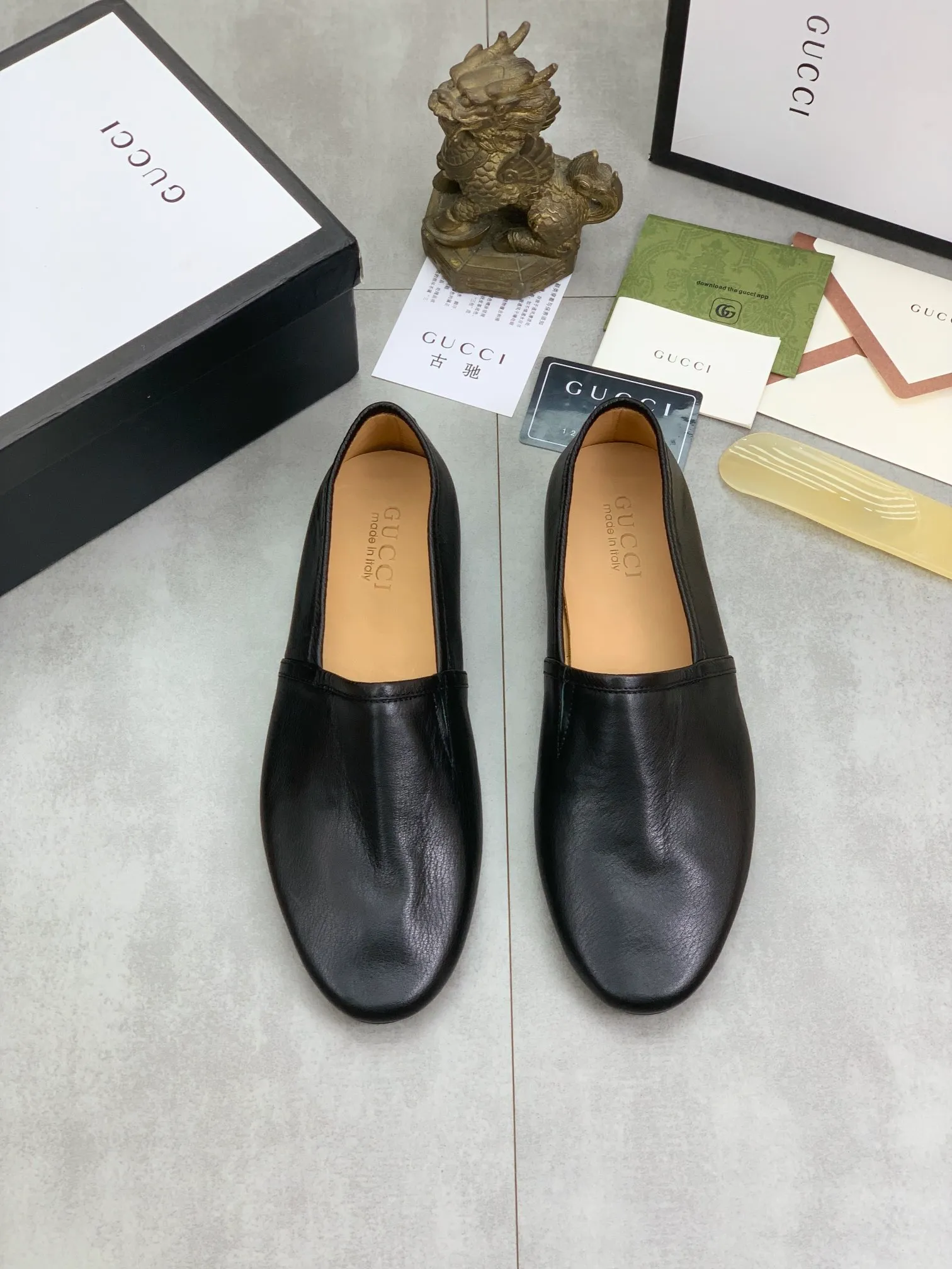 Men's Men's Shoes 💰P500💰【New Style】Water-dyed Niuli Gucci's most popular selection of lazy slip-on leather shoes (Gucci) official website latest Gucci lazy leather shoes, hot style 💥 simple and elegant style, exclusive for trendy men. Unique official website latest brand original double G embossing Elements 👑 Original Gucci decoration, fashionable and elegant, fabric original calfskin ✅ fully imported first-layer cowhide lining, official website designated wear-resistant, rubber business outsole, classic model taken at the counter in real life 🎬38-44 Black brown white optional